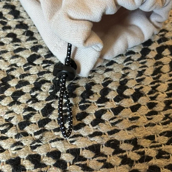 Calvin Klein pullover sweatshirt with adjustable sleeve length. - Picture 3 of 3